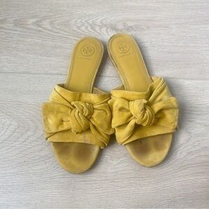 TORY BURCH Sandals Annabelle Yellow
Suede Bow Slides